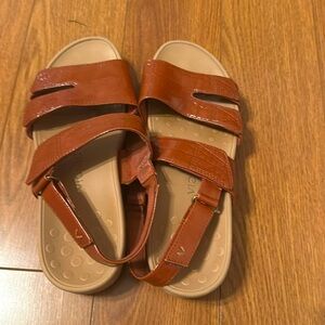 Size 10, brown vionic sandals ￼